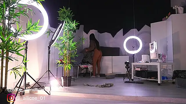 Snapshot of VanessaSimon chatting on 02.13.25 VanessaSimon online show from 02.13.25