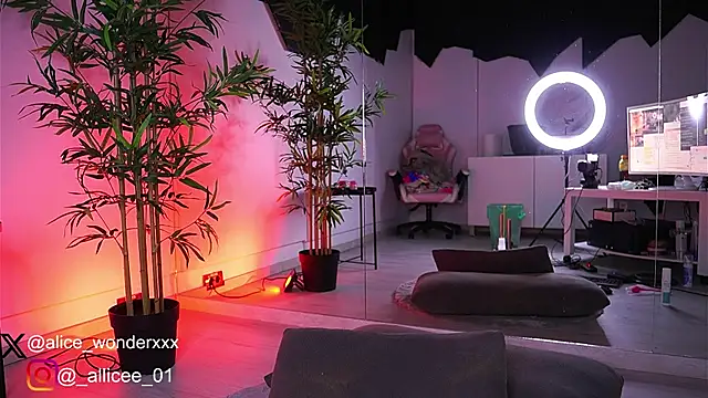 Snapshot of VanessaSimon chatting on 03.14.25 VanessaSimon online show from 03.14.25