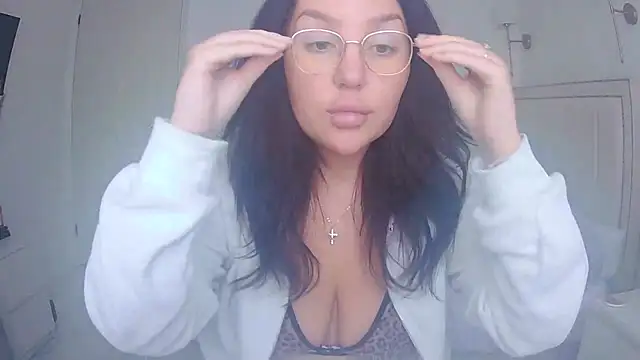 Snapshot of magical_mia chatting on 04.21.26 magical mia online show from 04.21.26