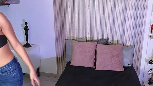 Snapshot of LissaWiild chatting on 10.11.25 LissaWiild online show from 10.11.25