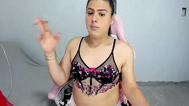 Snapshot of blonde_girl01 chatting on 10.10.25 blonde girl01 online show from 10.10.25