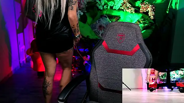 MonicaMaxwel online show from 10.18.25