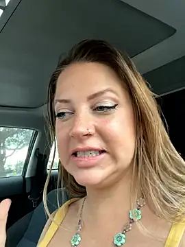 Snapshot of molly_witha_chance chatting on 02.11.26 molly witha chance online show from 02.11.26