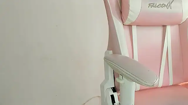 Snapshot of YenniferCurly chatting on 01.04.25 YenniferCurly online show from 01.04.25