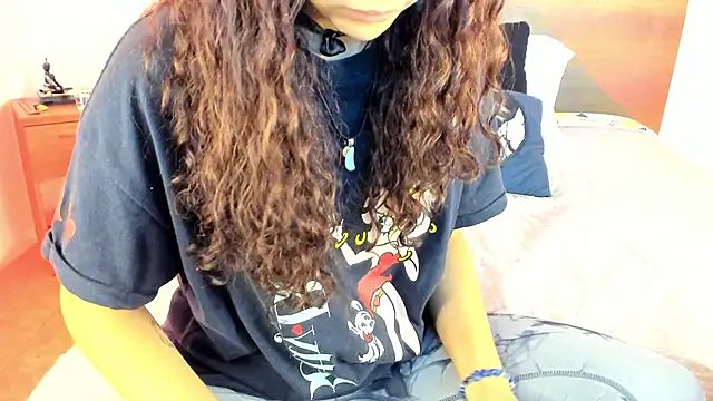 Snapshot of YenniferCurly chatting on 02.06.25 YenniferCurly online show from 02.06.25