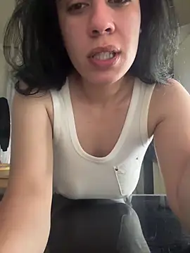 Snapshot of czruz chatting on 06.17.26 czruz online show from 06.17.26