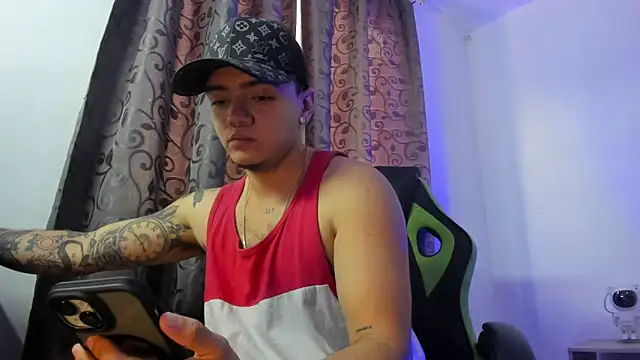 Snapshot of male_pussy chatting on 09.15.25 male pussy online show from 09.15.25