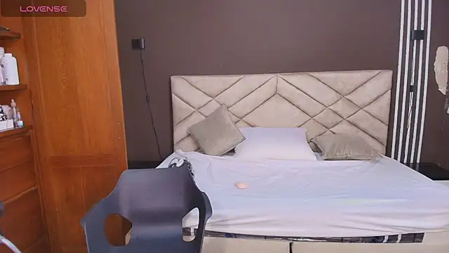 Raquel jones online show from 12.21.25