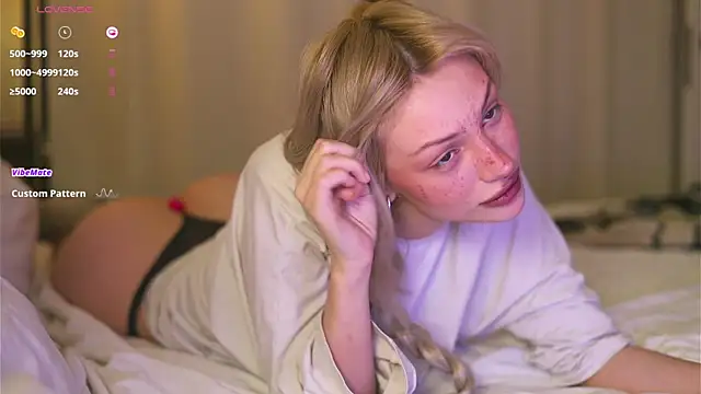 Snapshot of BabeHolly chatting on 10.26.25 BabeHolly online show from 10.26.25