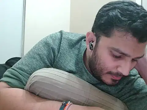 Snapshot of robintoit chatting on 02.12.26 robintoit online show from 02.12.26