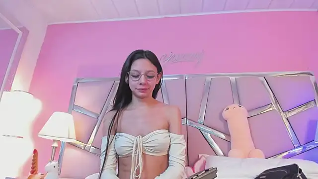 Snapshot of Bonniepark chatting on 02.18.25 Bonniepark online show from 02.18.25