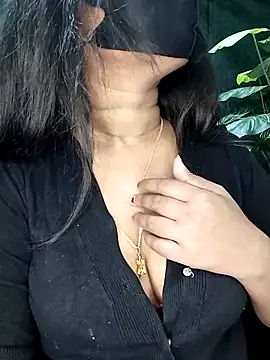 Idhika Paul online show from 11.25.25