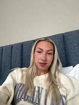 LuisaBecker online show from 12.25.24