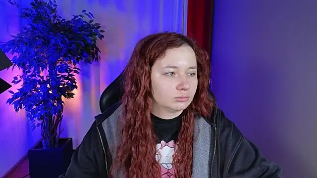 Snapshot of carolina_elf chatting on 10.11.25 carolina elf online show from 10.11.25