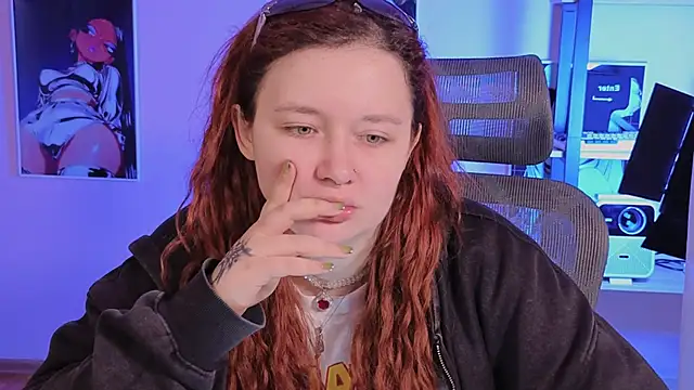 Snapshot of carolina_elf chatting on 11.18.25 carolina elf online show from 11.18.25