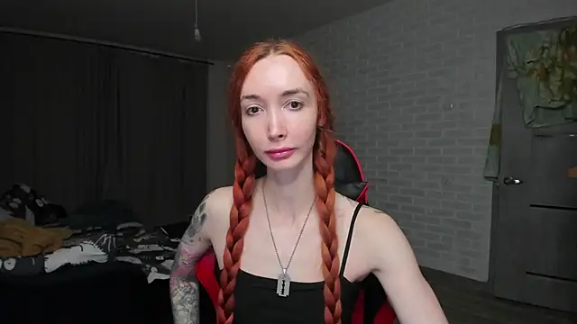 Snapshot of Roxy_Silver chatting on 10.10.25 Roxy Silver online show from 10.10.25