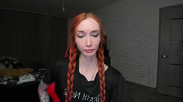 Snapshot of Roxy_Silver chatting on 10.14.25 Roxy Silver online show from 10.14.25