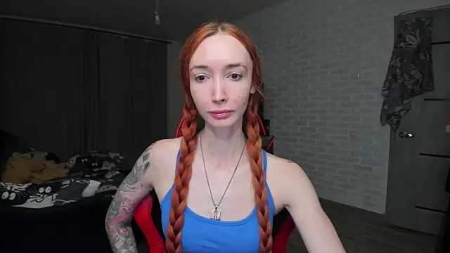 Snapshot of Roxy_Silver chatting on 10.20.25 Roxy Silver online show from 10.20.25