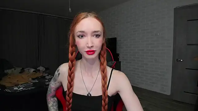 Snapshot of Roxy_Silver chatting on 10.26.25 Roxy Silver online show from 10.26.25