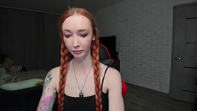 Snapshot of Roxy_Silver chatting on 10.27.25 Roxy Silver online show from 10.27.25