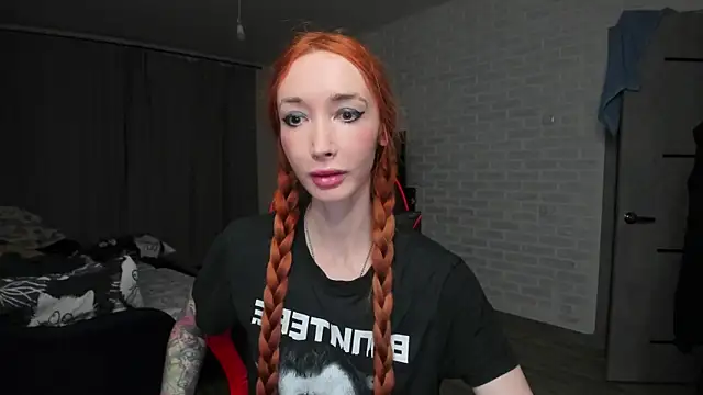 Snapshot of Roxy_Silver chatting on 11.18.25 Roxy Silver online show from 11.18.25