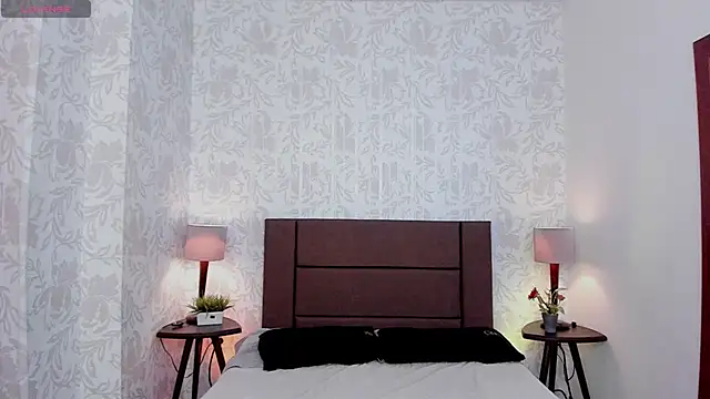 Snapshot of xenia_golden chatting on 11.08.25 xenia golden online show from 11.08.25