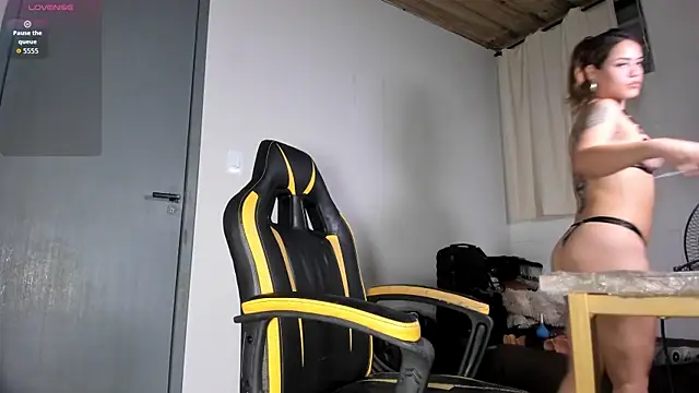 Snapshot of Chica_hot_dirty chatting on 04.08.26 Chica hot dirty online show from 04.08.26