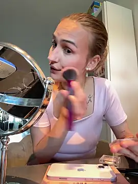 Snapshot of TheDirtyKiiwi chatting on 04.16.26 TheDirtyKiiwi online show from 04.16.26