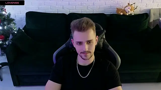 Snapshot of Larstar01 chatting on 12.28.24 Larstar01 online show from 12.28.24