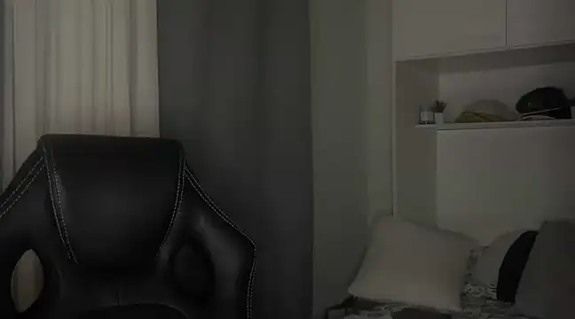 Snapshot of MiloCtc chatting on 02.10.25 MiloCtc online show from 02.10.25