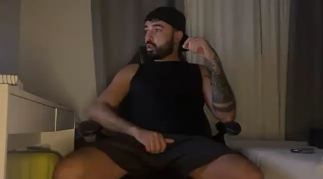 Snapshot of MiloCtc chatting on 02.11.25 MiloCtc online show from 02.11.25