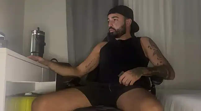 Snapshot of MiloCtc chatting on 02.12.25 MiloCtc online show from 02.12.25