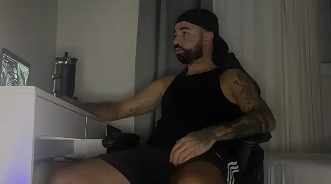 Snapshot of MiloCtc chatting on 02.18.25 MiloCtc online show from 02.18.25