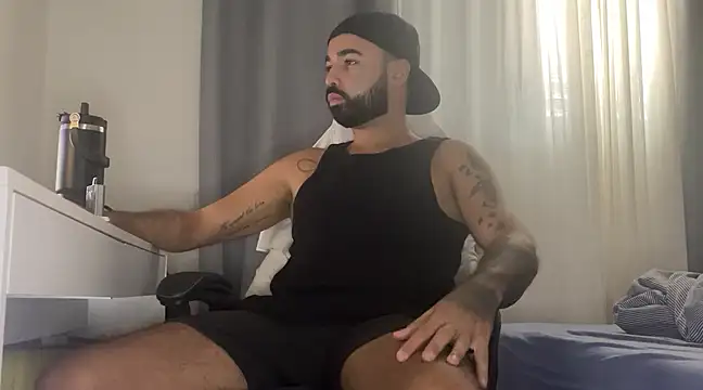 Snapshot of MiloCtc chatting on 02.20.25 MiloCtc online show from 02.20.25