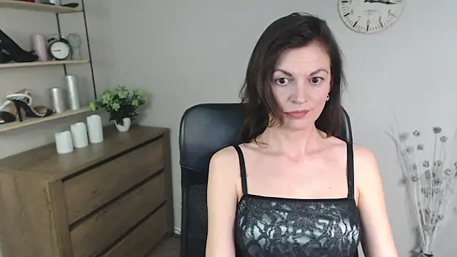 Snapshot of VivianWILD chatting on 12.31.24 VivianWILD online show from 12.31.24