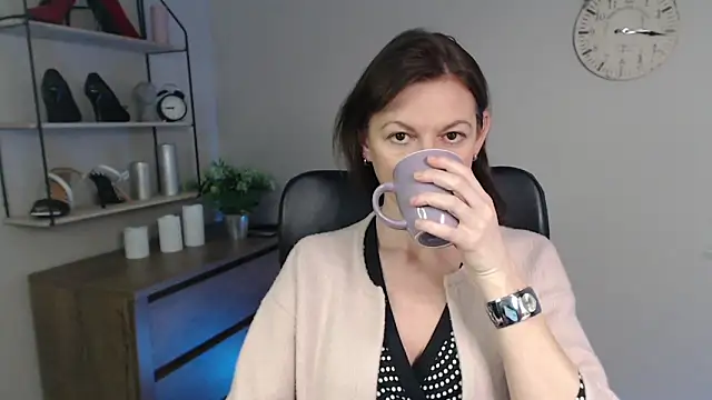 Snapshot of VivianWILD chatting on 03.06.25 VivianWILD online show from 03.06.25