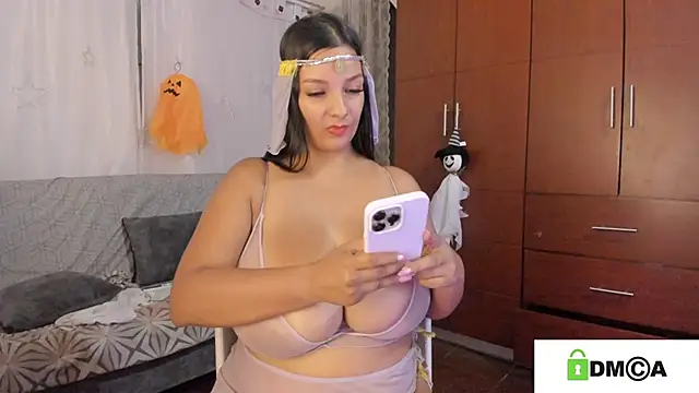 Snapshot of loreth_J chatting on 10.08.25 loreth J online show from 10.08.25