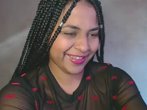 Snapshot of Giselabrunette25 chatting on 01.12.25 Giselabrunette25 online show from 01.12.25