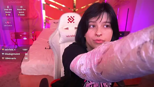 Miki Kivi online show from 03.11.25