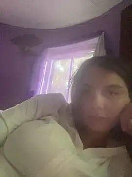 Snapshot of itzcheyduh chatting on 10.08.25 itzcheyduh online show from 10.08.25