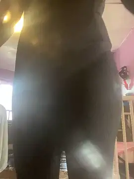 Snapshot of itzcheyduh chatting on 10.19.25 itzcheyduh online show from 10.19.25