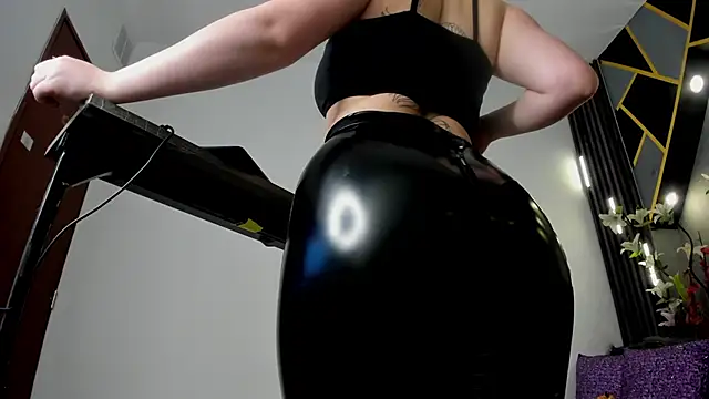 Snapshot of almma_shy chatting on 02.11.25 almma shy online show from 02.11.25