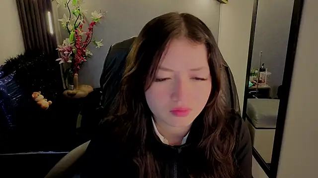 Snapshot of almma_shy chatting on 10.02.25 almma shy online show from 10.02.25