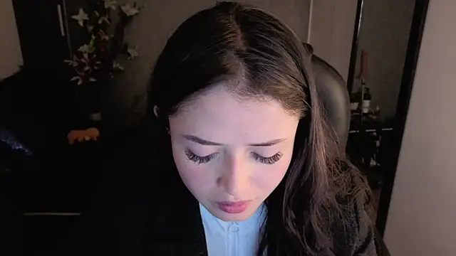 Snapshot of almma_shy chatting on 10.30.25 almma shy online show from 10.30.25