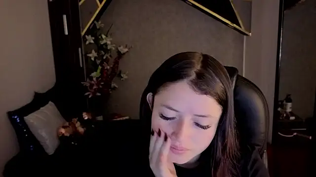 Snapshot of almma_shy chatting on 11.15.25 almma shy online show from 11.15.25