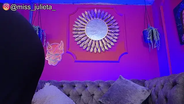 Snapshot of Julieta_Russell chatting on 05.18.26 Julieta Russell online show from 05.18.26