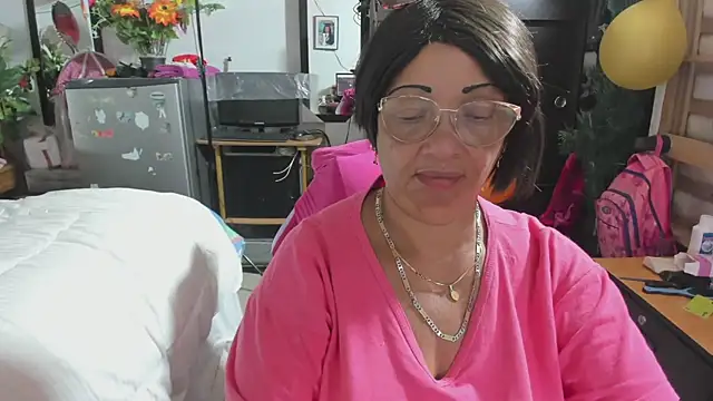 Snapshot of Mrs_mommy_ chatting on 11.20.25 Mrs mommy online show from 11.20.25