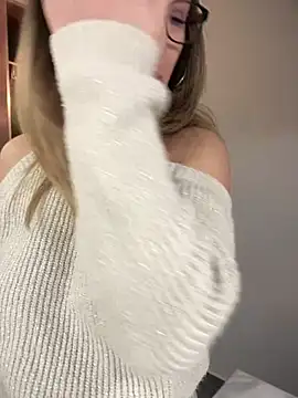 Snapshot of HotXMom chatting on 03.01.25 HotXMom online show from 03.01.25