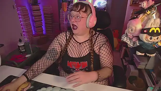 Snapshot of FatVeronica chatting on 06.18.26 FatVeronica online show from 06.18.26