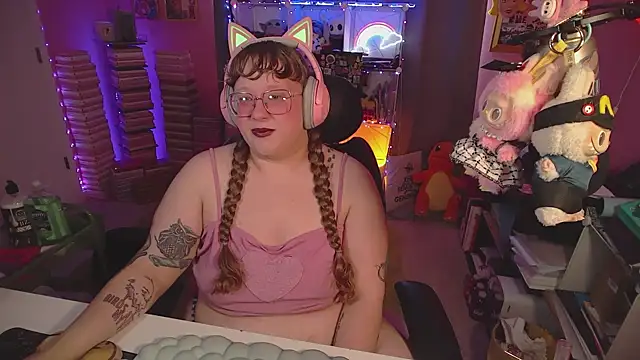 Snapshot of FatVeronica chatting on 06.20.26 FatVeronica online show from 06.20.26
